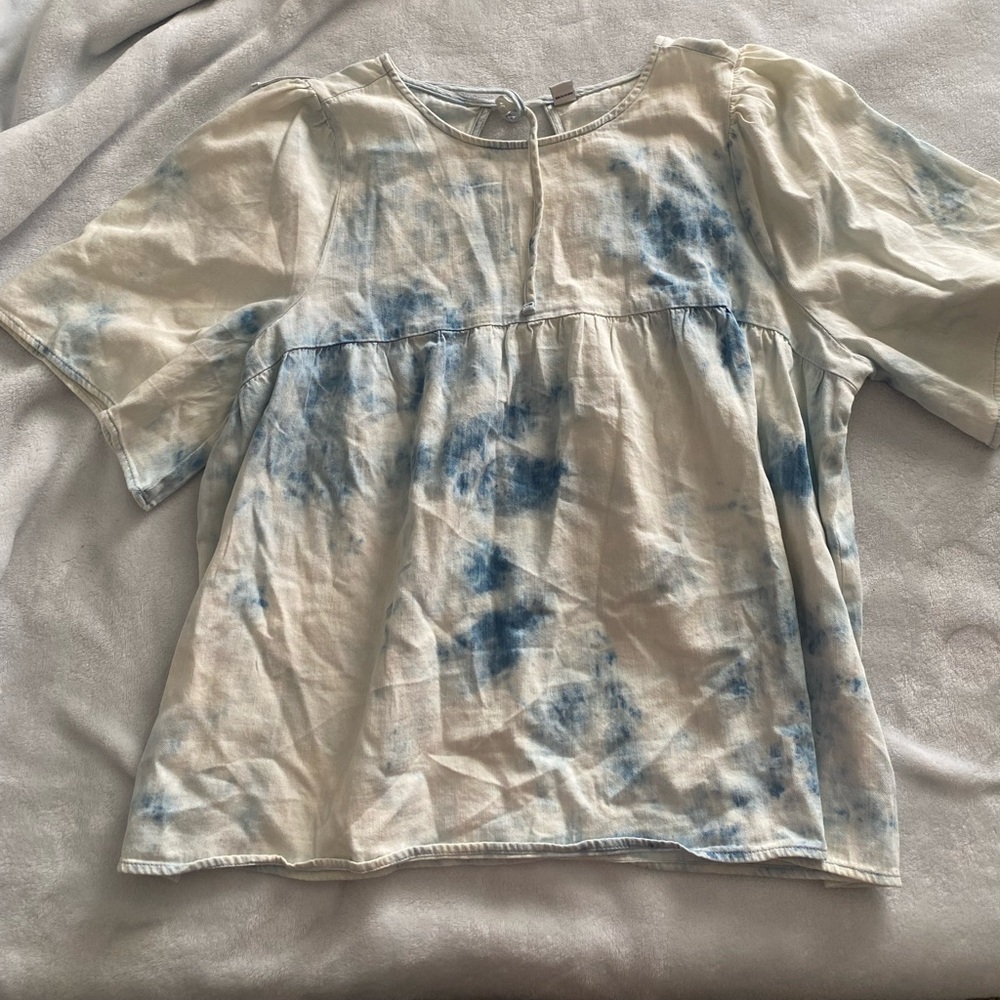 Old navy women’s blouse. Color tie dye white/blue. Size XL tall